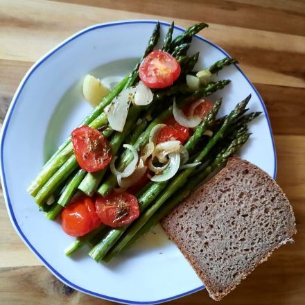 Grüner Spargel im Backofen