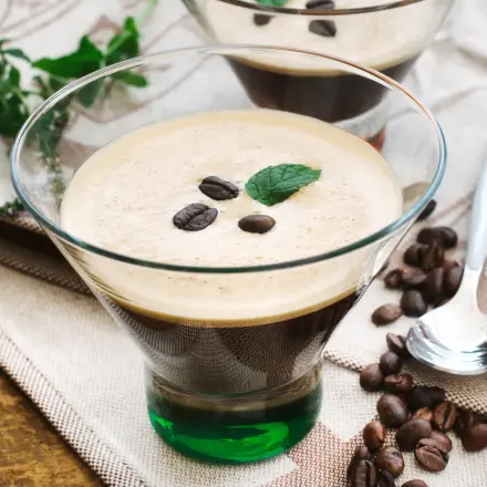 Caffè Shakerato: So bereitest du den italienischen Eiskaffee klassisch zu – samtig-cremiger Genuss, wie auf dem Bild serviert mit Minze.