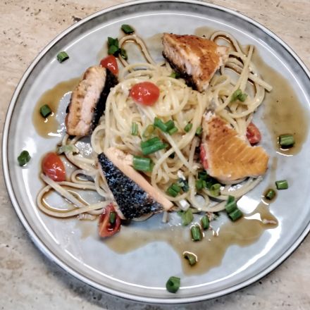 Spaghetti mit gebratenem Lachs, Tomaten & Zwiebeln