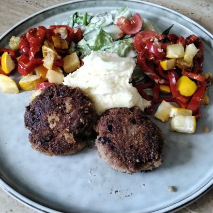 Frikadellen mit Gemüse & Kartoffelpüree