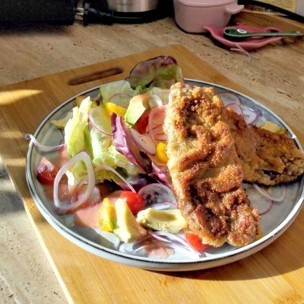 Leckerer Sommersalat mit Schnitzel
