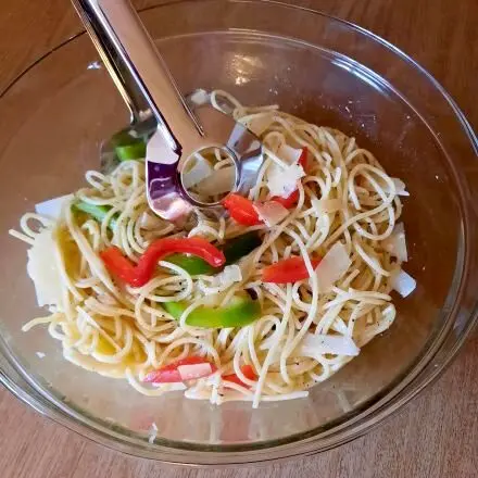 Spaghetti aglio e olio mit Paprikastreifen