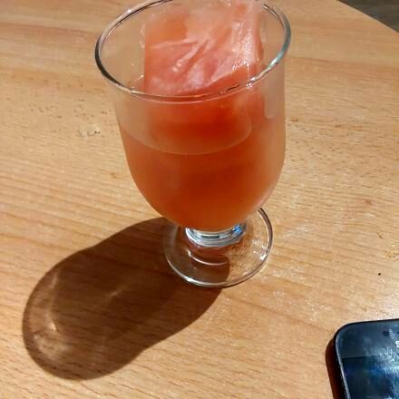 Sommerliches Erfrischungsgetränk mit Fruchtsaft-Eiswürfeln