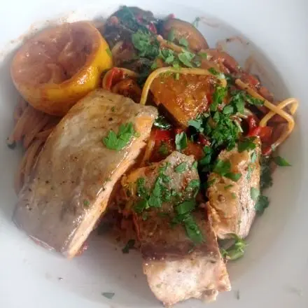 Spaghetti mit Lachs und Tomatensoße