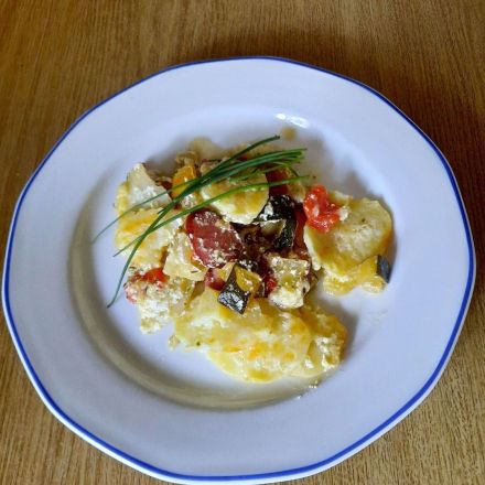 Gemüsegratin mit Kartoffeln und Wurst