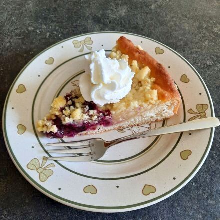 Apfel-Heidelbeer-Kuchen mit Streuseln