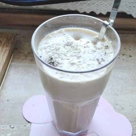 Eiskaffee mit Vanilleeis, Milch & Sahne