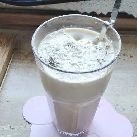 Eiskaffee mit Vanilleeis, Milch & Sahne