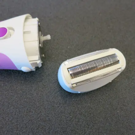 Klinge eines Trockenrasierers säubern mit Gebissreiniger