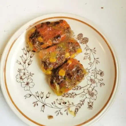 Gebratene Sommerrollen mit Hackfleisch und Gemüse