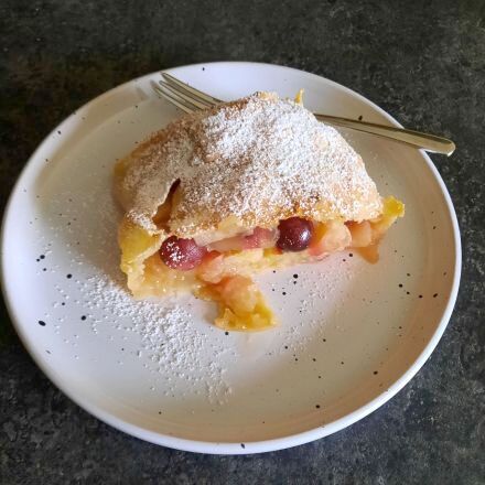 Zwetschgenstrudel mit Apfel