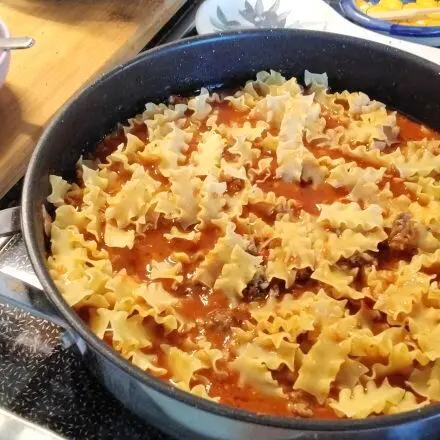 Nudeln mit Hackfleisch aus einer Pfanne