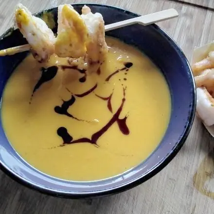 Kürbissuppe mit Kokosmilch, Mango & Garnelen