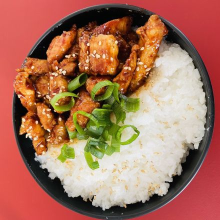 Karamellisierte Hähnchenbrust mit Reis (asiatische Art)