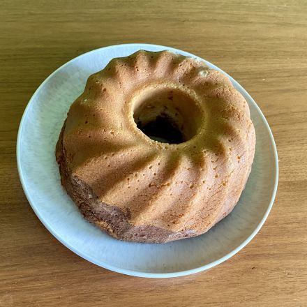 Kuchen leichter aus Form lösen – Trick mit Mehl