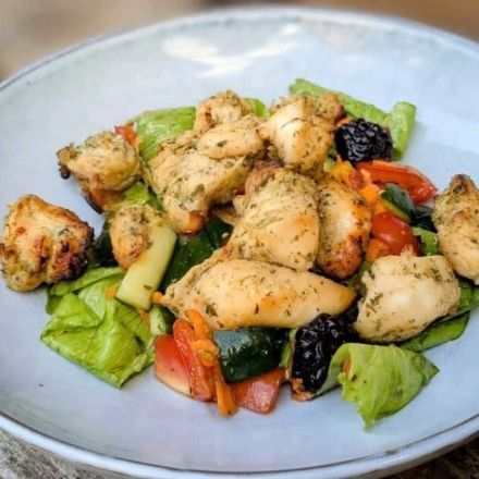 Gegrillte Hähnchenstreifen auf frischem Spätsommersalat