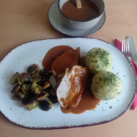 Schweinebraten mit Knödeln