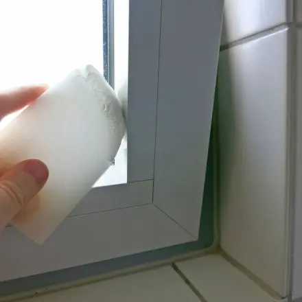 Fensterrahmen mit Radierschwamm