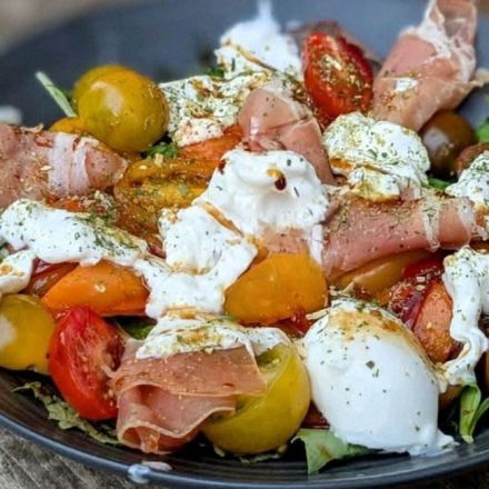 Fruchtiger Wildkräutersalat mit Burrata