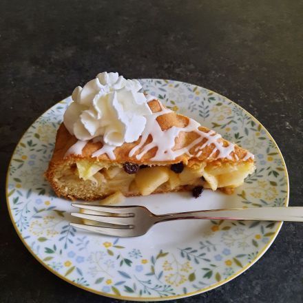 Gedeckter Apfelkuchen mit Rosinen & Korinthen