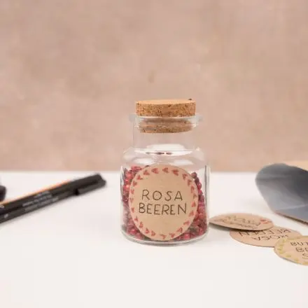 Selbstklebende Etiketten aus Milchtüten herstellen