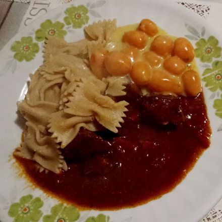 Rindergulasch mit Pariser Karotten und Vollkornnudeln