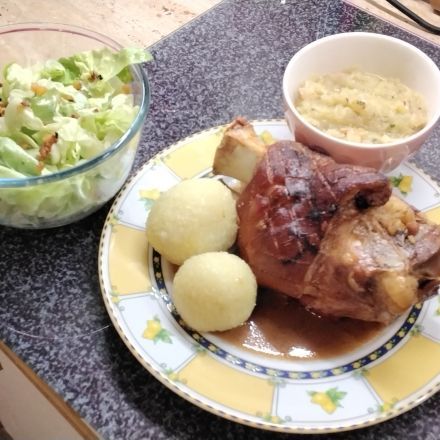 Knusprige Schweinshaxe mit Knödel