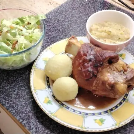 Knusprige Schweinshaxe mit Knödel