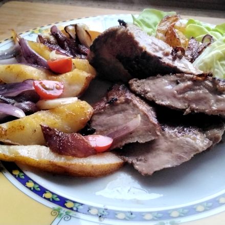 Gebackene Kalbsleber mit karamellisierten Zwiebel- und Birnenspalten