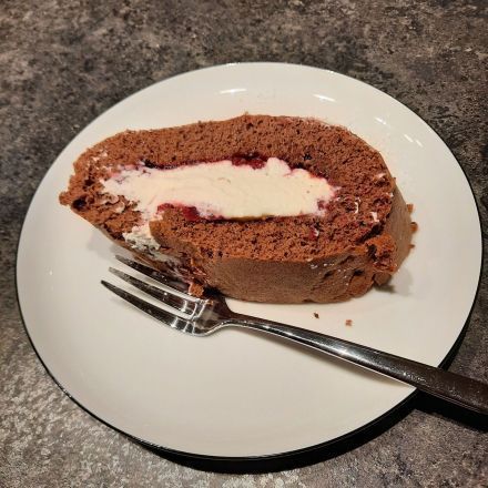 Schokobiskuitrolle mit Preiselbeer-Sahne-Füllung