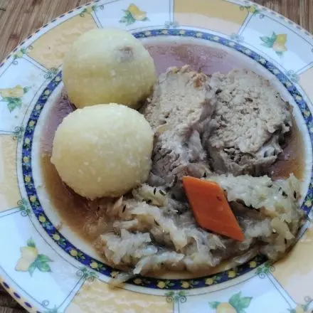 Schweinebraten auf buntem Gemüse