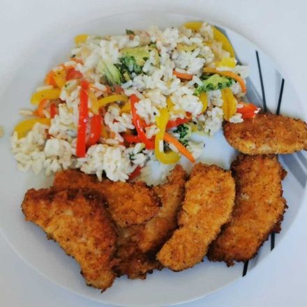 Scharfe Chicken-Nuggets mit Reis und Gemüse