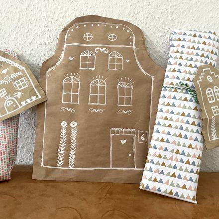 DIY Geschenkverpackung im Lebkuchenhaus-Look