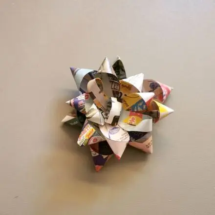 Geschenk-Schleifen selber machen: Deko-Stern aus Altpapier