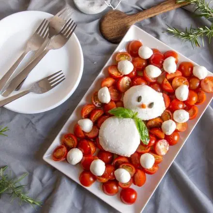 Mozzarella-Schneemann: Winterliche Caprese-Idee