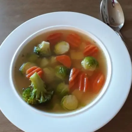 Wintersuppe mit buntem Gemüse