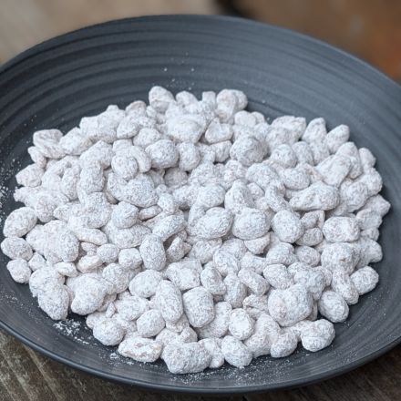 Weihnachtliche Nüsse mit Schnee