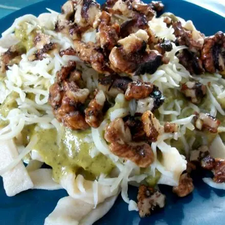 Bandnudeln mit Pesto und Walnüssen