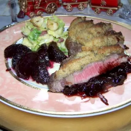 Rinderfilet mit Kruste und Beilagen