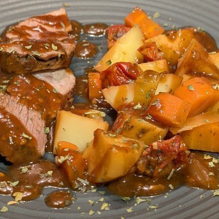 Schinkenbraten auf Kartoffel-Gemüsebett