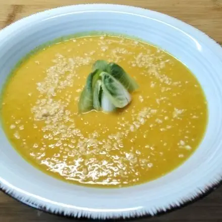 Gemüse-Creme-Suppe mit Erdnüssen
