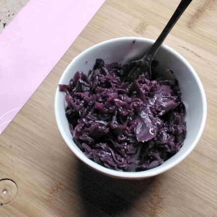 Rotkohl mit Zimtblüten und Apfel
