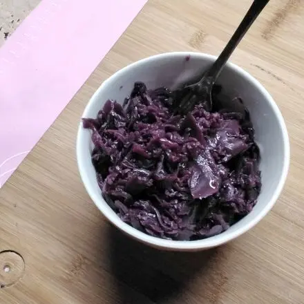 Rotkohl mit Zimtblüten und Apfel