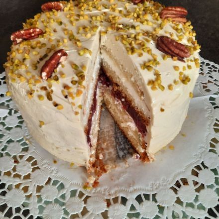 Pistazientorte mit Sauerkirschen