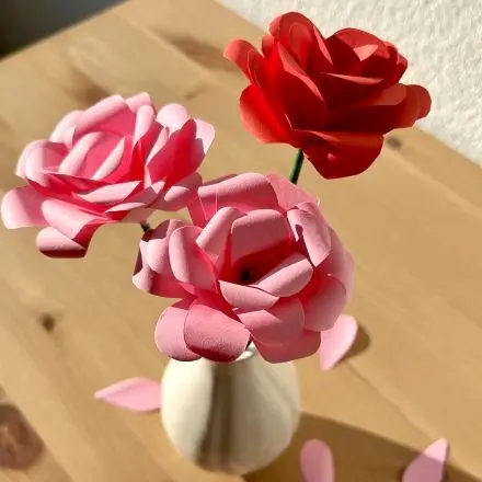Rosen aus Papier basteln – einfache Anleitung