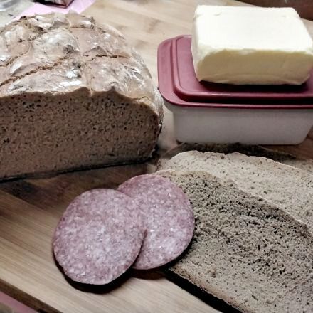 Brot mit Weizen-, Roggen- und Dinkelmehl