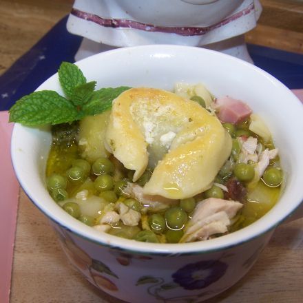 Tortellini in Erbsen-Fleischbrühe