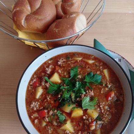 Puszta-Topf mit Speckwürfeln