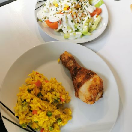 Orientalisches Reisgericht mit Gemüse & scharfem Huhn
