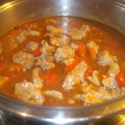 Spanferkelgulasch  "deftig"  mit Paprika